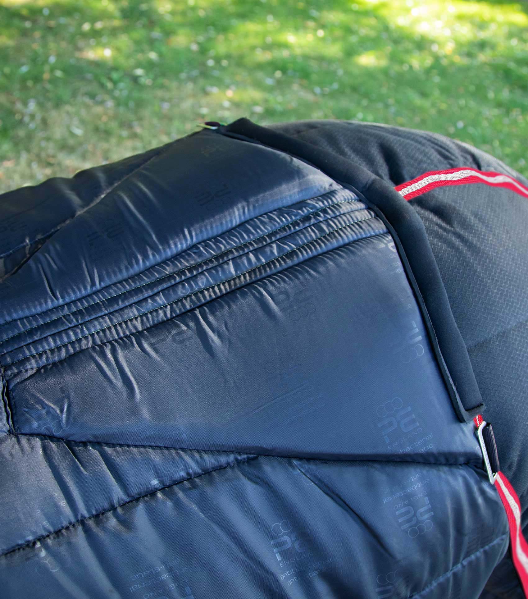Lucanta 200g Stable Rug with Neck Cover Black - Image 3