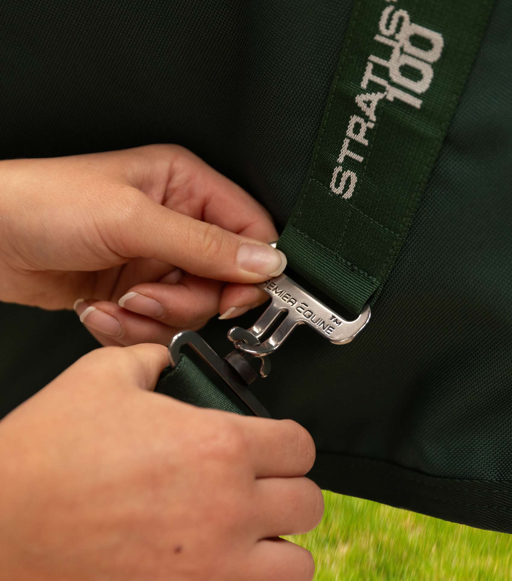 END OF LINE - Stratus 1200 Series 100g Turnout Rug with Classic Neck Cover Green - Image 4