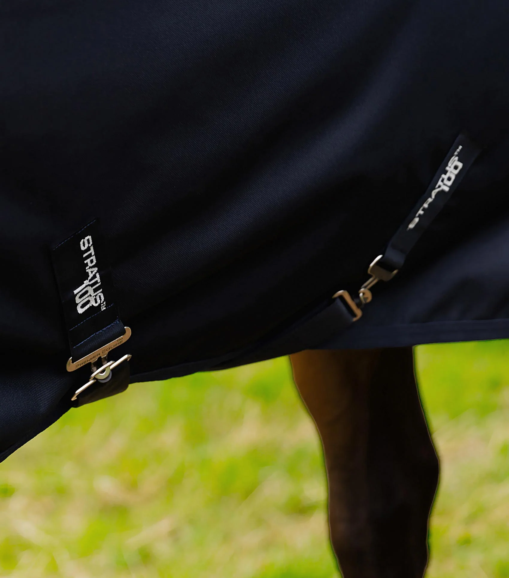 END OF LINE - Stratus 1200 Series 100g Turnout Rug with Classic Neck Cover Navy - Image 5
